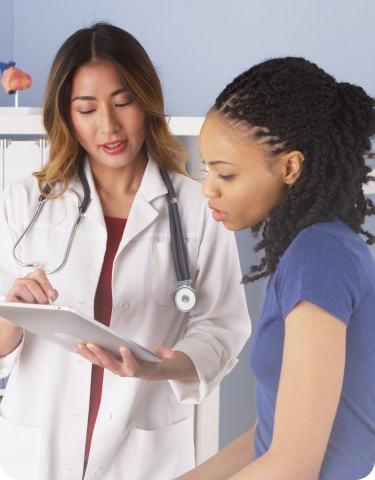 médica segurando um estetoscópio